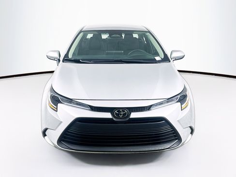 Used 2025 Toyota Corolla LE image 2