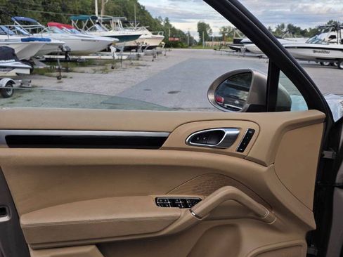 Used 2016 Porsche Cayenne AWD/4WD image 13