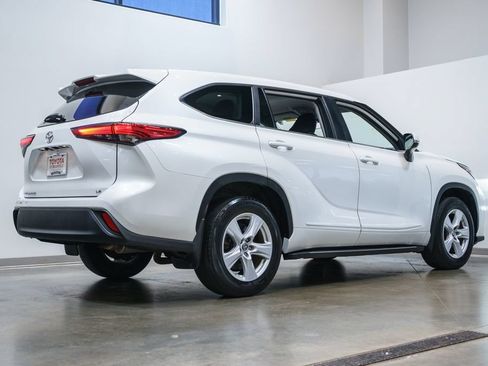 Used 2023 Toyota Highlander LE FWD image 7