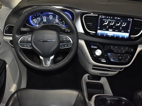 Used 2023 Chrysler Pacifica Touring-L FWD image 19