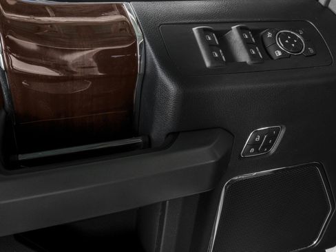 Used 2017 Ford F150 Platinum w/ Equipment Group 701A Luxury AWD/4WD image 14
