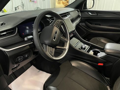 Used 2023 Jeep Grand Cherokee Altitude image 10