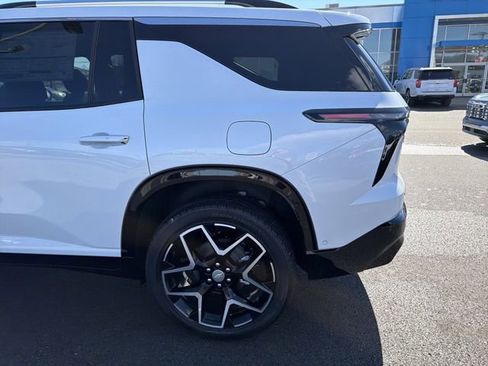 New 2026 Chevrolet Traverse High Country w/ LPO, Floor Liner Package AWD/4WD image 9