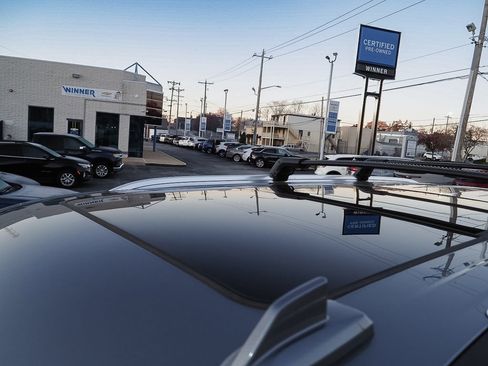 Used 2022 GMC Yukon SLT w/ SLT Premium Package image 11