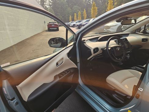 Used 2019 Toyota Prius XLE AWD/4WD image 22