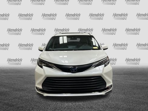 Used 2021 Toyota Sienna XLE FWD image 3