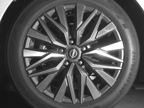 Used 2025 Nissan Altima 2.5 SV FWD image 12