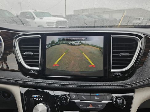 Used 2024 Chrysler Pacifica Limited image 18