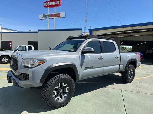 Used 2018 Toyota Tacoma TRD Off-Road w/ Technology Package image 1