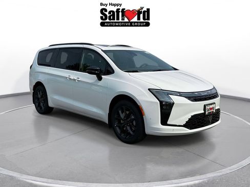 New 2027 Chrysler Pacifica Limited w/ Family Tech Group AWD/4WD image 10