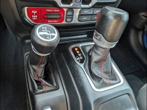 Used 2022 Jeep Wrangler Unlimited Rubicon w/ Cold Weather Group AWD/4WD image 13