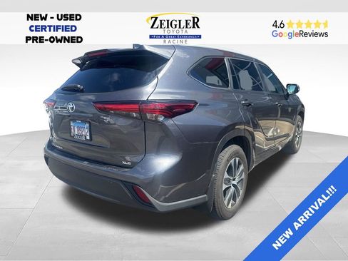 Used 2023 Toyota Highlander XLE FWD image 3