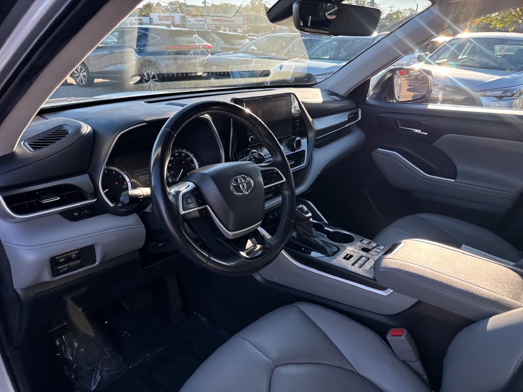 Used 2024 Toyota Highlander XLE AWD/4WD image 15