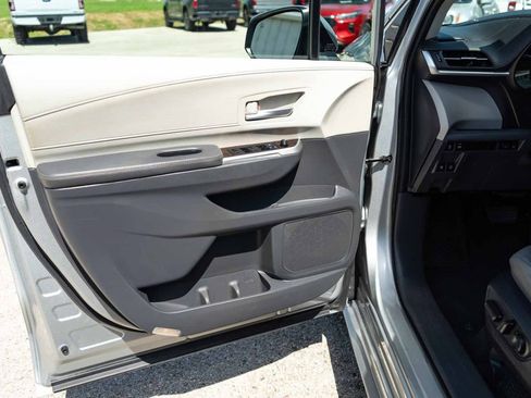 Used 2022 Toyota Sienna XLE FWD image 13