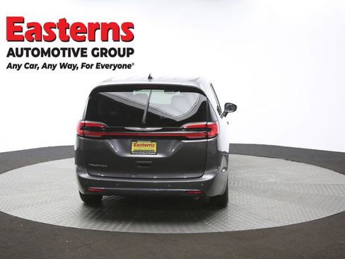 Used 2023 Chrysler Pacifica Touring-L image 42