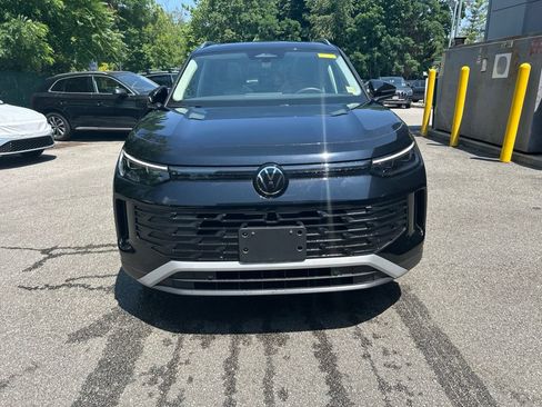 Used 2025 Volkswagen Tiguan SE AWD/4WD image 8