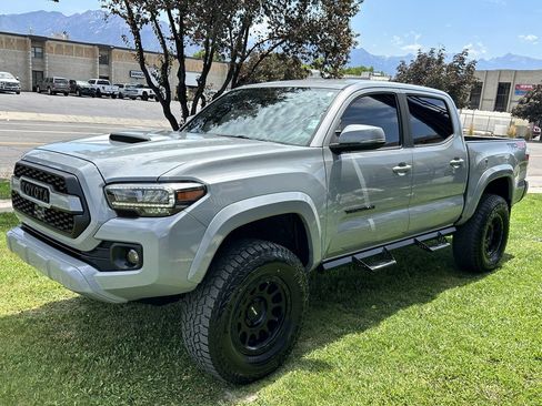 Used 2020 Toyota Tacoma TRD Sport w/ Technology Package AWD/4WD image 11