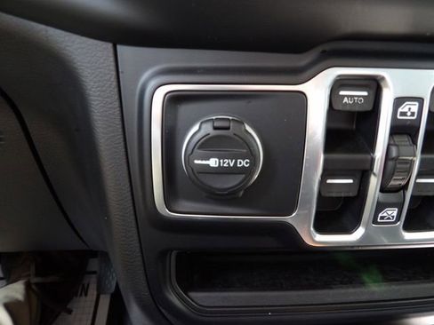 Used 2019 Jeep Wrangler Unlimited Sahara w/ Cold Weather Group AWD/4WD image 24