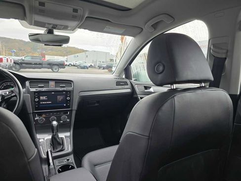 Used 2018 Volkswagen Golf SE image 14