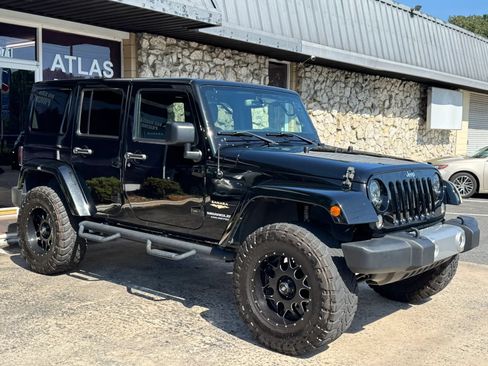 Used 2015 Jeep Wrangler Unlimited Sahara w/ Connectivity Group AWD/4WD image 9