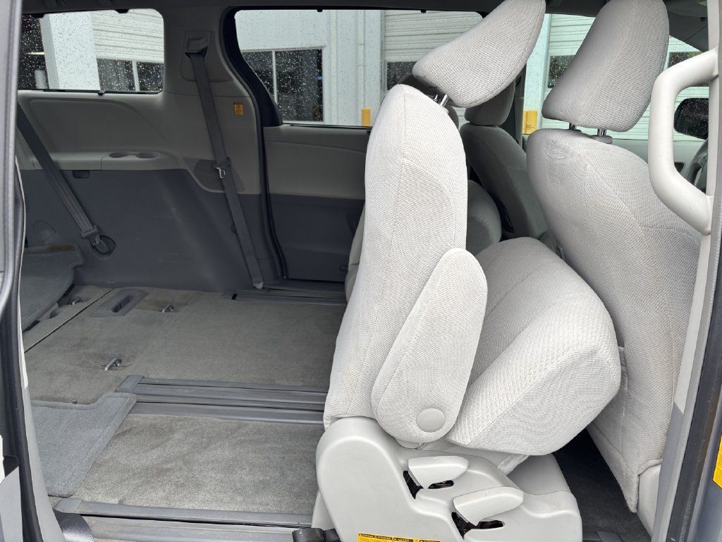 Used 2013 Toyota Sienna LE w/ Towing Pkg FWD image 30