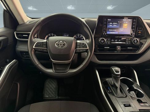 Used 2022 Toyota Highlander LE FWD image 27