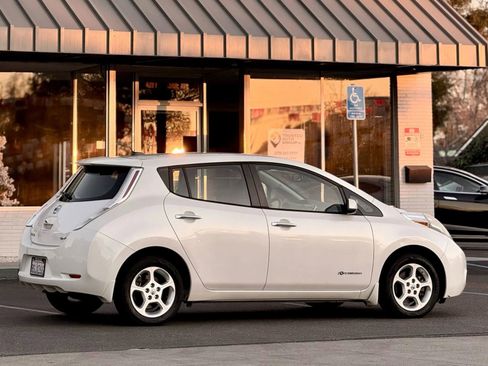 Used 2014 Nissan Leaf SV image 7