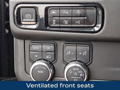 Used 2025 GMC Yukon XL Denali AWD/4WD image 9