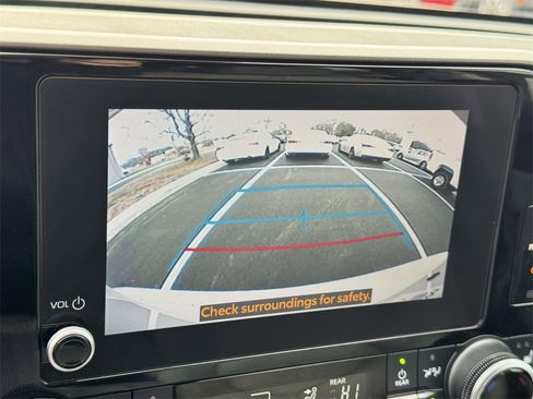 Used 2024 Toyota Highlander XLE image 4