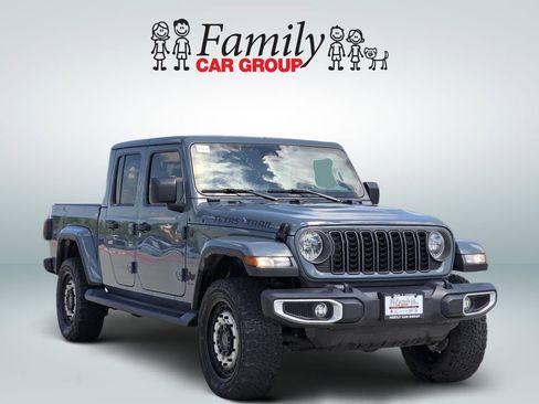 Used 2025 Jeep Gladiator Sport AWD/4WD image 2