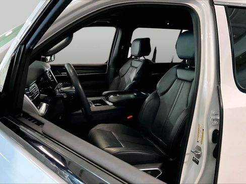 Used 2022 Jeep Wagoneer Series III w/ Premium Group I AWD/4WD image 9