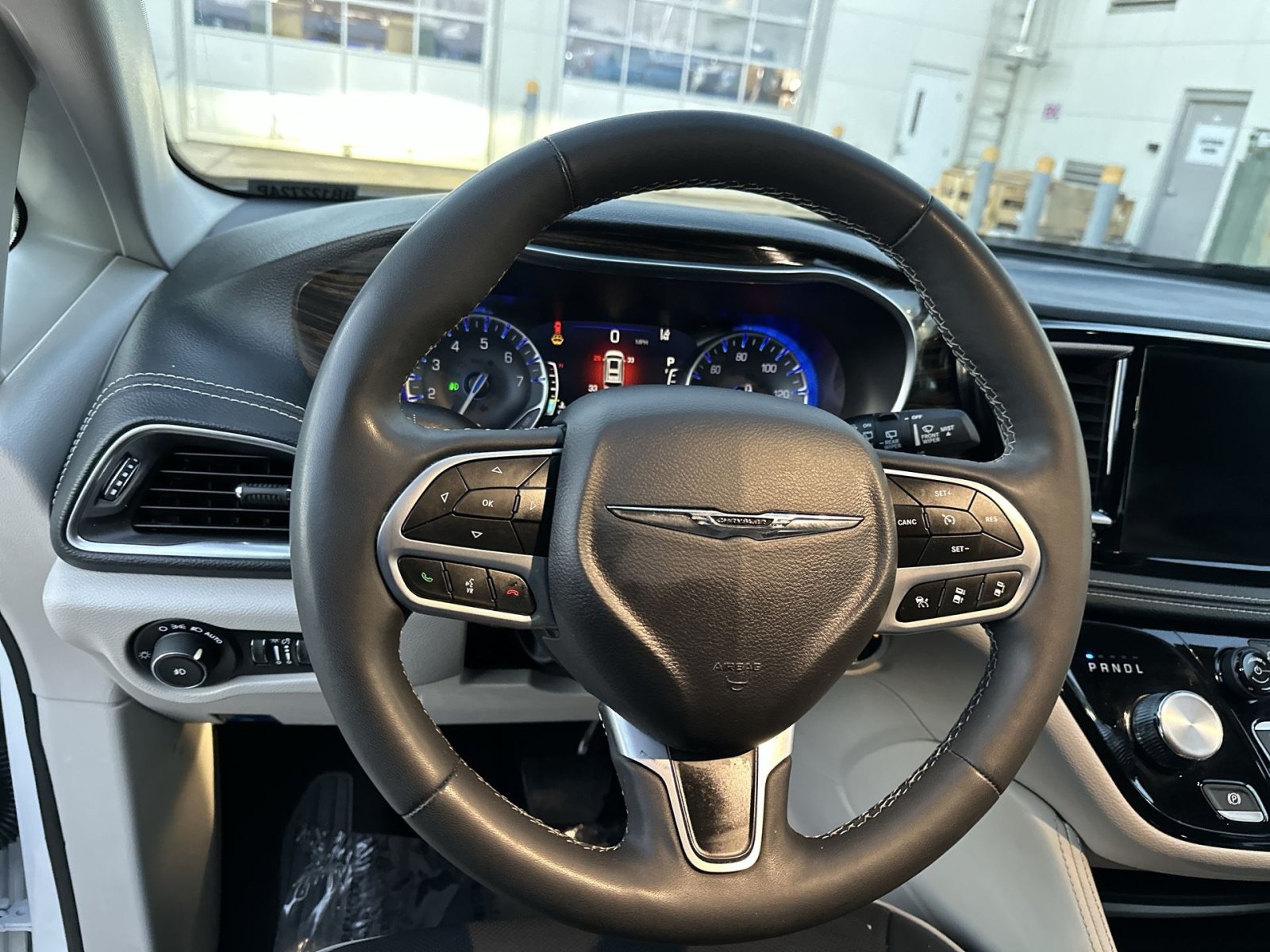 Used 2024 Chrysler Pacifica Limited FWD image 17