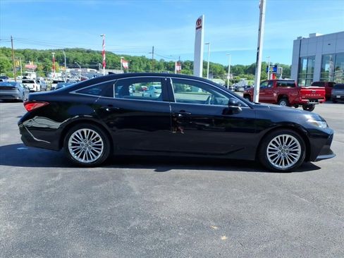 Used 2019 Toyota Avalon Limited w/ Advanced Safety Package FWD image 3