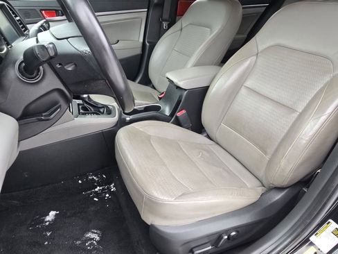 Used 2018 Hyundai Elantra Limited image 21