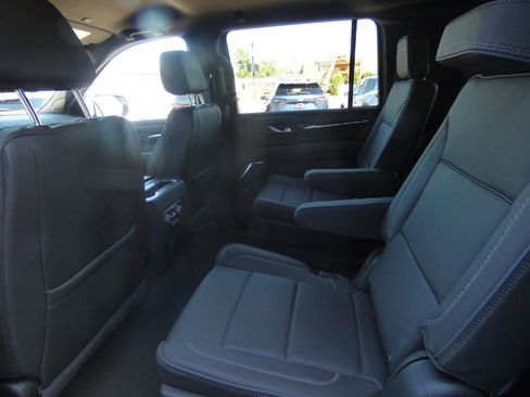 Used 2024 GMC Yukon XL Denali AWD/4WD image 13