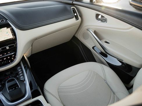 Used 2022 Aston Martin DBX image 32