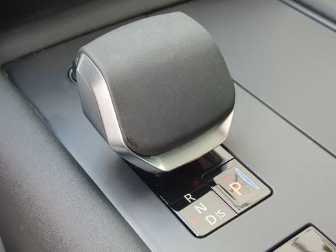 Certified 2025 Land Rover Discovery S AWD/4WD image 34