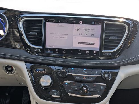 Used 2023 Chrysler Pacifica Limited image 19