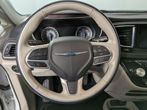 Used 2019 Chrysler Pacifica Limited image 20