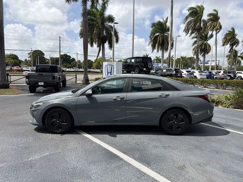 Used 2022 Hyundai Elantra SEL w/ Convenience Package FWD image 5