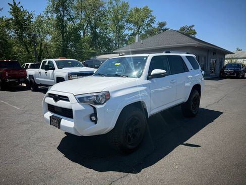 Used 2022 Toyota 4Runner SR5 Premium w/ Moonroof Package AWD/4WD image 3