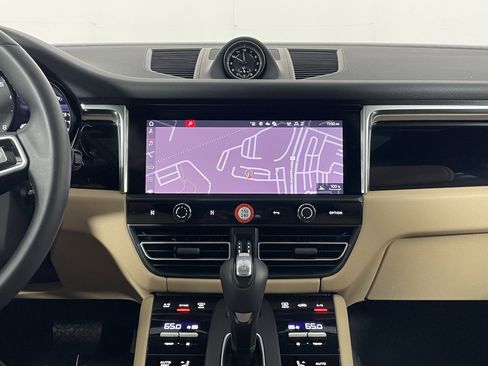 Used 2025 Porsche Macan image 19