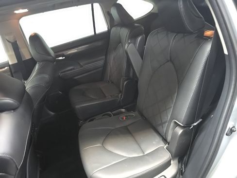 Used 2021 Toyota Highlander Platinum AWD/4WD image 32
