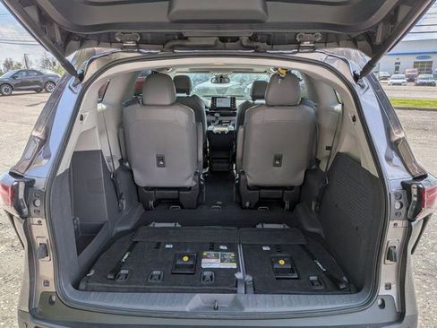 Used 2022 Toyota Sienna XLE AWD/4WD image 5