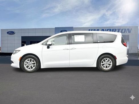 Used 2022 Chrysler Voyager LX FWD image 8