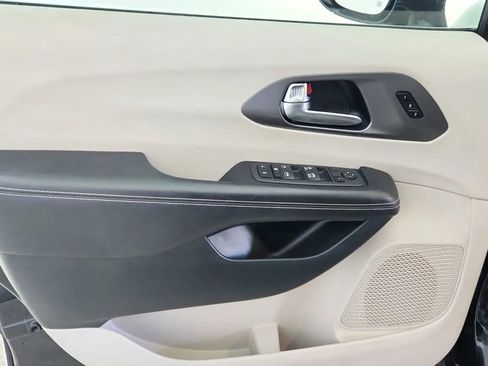 Used 2022 Chrysler Pacifica Touring-L image 28