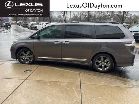 Used 2016 Toyota Sienna L image 7