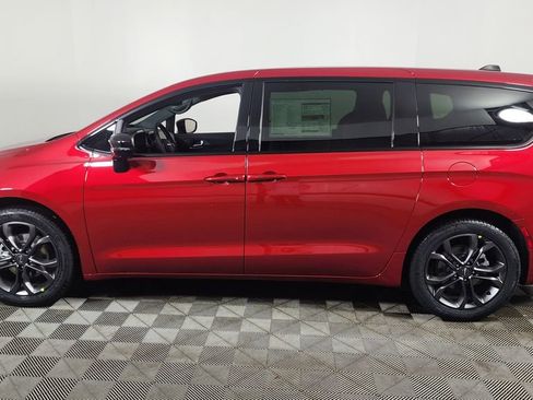 New 2026 Chrysler Pacifica Select image 4