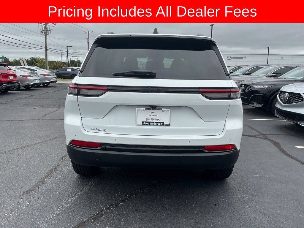 Used 2025 Jeep Grand Cherokee Altitude RWD image 4