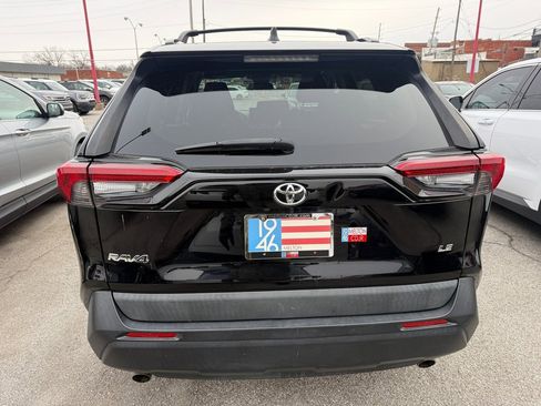 Used 2019 Toyota RAV4 LE image 17